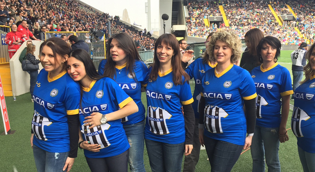 L’Udinese, nell’ambito delle iniziative per riportare le famiglie allo stadio nella nuova Dacia Arena, in occasione della partita contro il Napoli ha portato in campo, per i tradizionali saluti pre partita, venti donne in dolce attesa