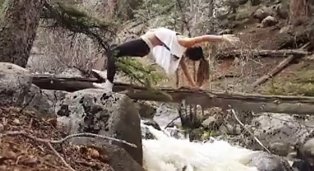 Yoga acrobatico in riva al torrente, poi l'imprevisto: "Mi sono riappacificata con il luogo"