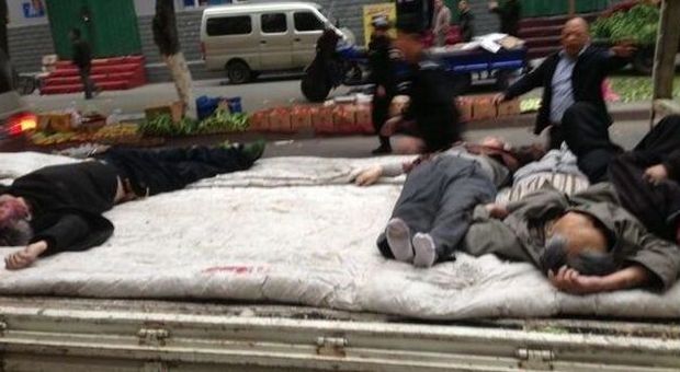 Cina, attacco nello Xinjiang. Bombe a mano tra la folla: almeno trenta morti