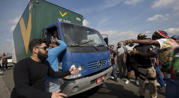 Sciopero camionisti, Brasile paralizzato: «Aerei fermi, non c'è carburante». E Temer schiera l'esercito