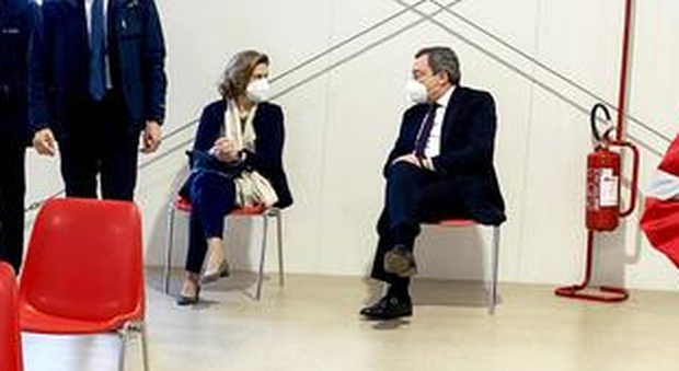 Mario Draghi si è vaccinato con Astrazeneca nell'hub di Roma Termini insieme alla moglie