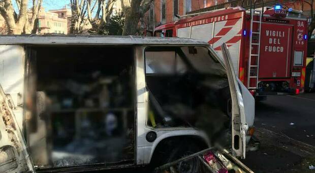 Roma, incendio a un furgone: morto un uomo che viveva all'interno