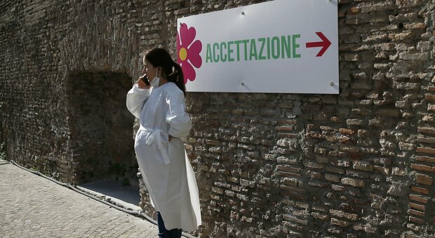 Bollettino Lazio 15 febbraio: 7.407 nuovi positivi (a Roma 3.222), e 57 morti. Chiude il centro vaccinale di Ostia