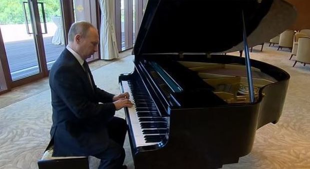 Putin suona il piano a Pechino, l'esibizione mediocre diventa virale