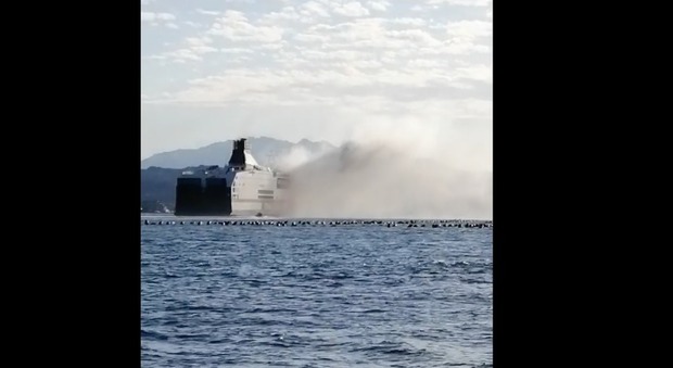 Olbia, paura per un incendio a bordo del traghetto Grimaldi in arrivo al porto VIDEO