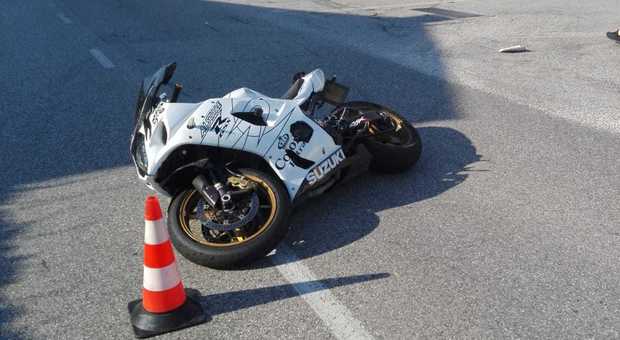 La moto Suzuki condotta da centauro di 25 anni rimasto gravemente ferito
