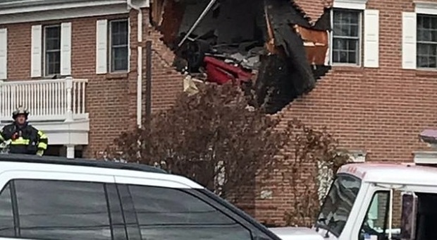 immagine Porsche fuori controllo finisce al secondo piano di un palazzo: morti due ventenni