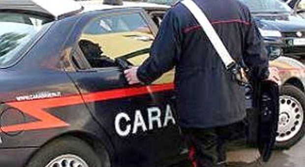 "Stipendi" e regali per rivelare segreti al clan: così sono finiti in carcere due appuntati dei carabinieri