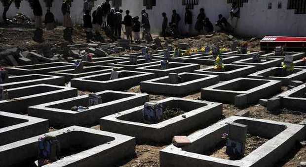 Yemen, attentato contro gli sciiti: colpito uno scuolabus, 25 morti fra cui 15 bimbi