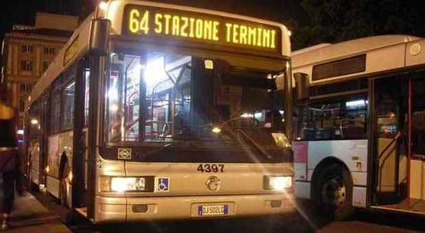 Roma, si masturba sull'autobus davanti ad una turista: 50enne denunciato