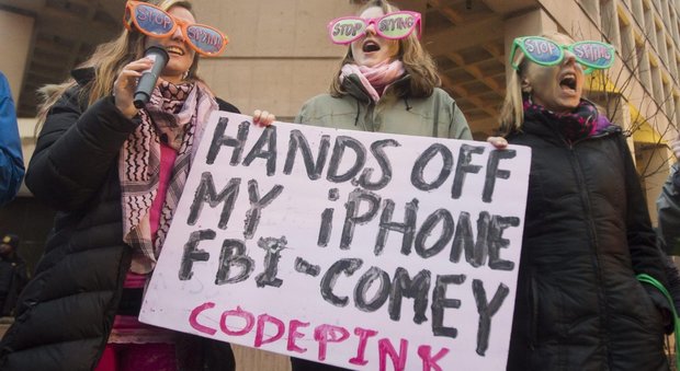 Apple: «Se perdiamo battaglia con Fbi cadremo in uno stato di polizia»
