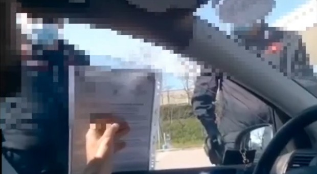 «Non rispondiamo alle leggi italiane» e filmano i carabinieri: famiglia viola ancora la quarantena, denunciata