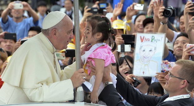 Il Papa in Corea: «Spero in rapporti con altri Paesi». E ai ragazzi: «Svegliatevi. Giocando con aggeggi si perde solidità»