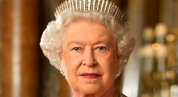 La regina Elisabetta rinuncia al Natale con la famiglia a Sandringham: «Troppi casi di Covid»