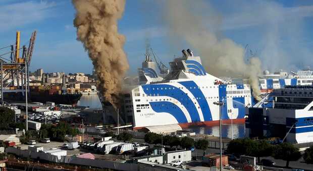 Traghetto a fuoco al porto di Palermo: dopo 9 giorni è ancora in fiamme. «L'interno è incandescente»