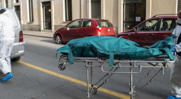 Donna uccisa con 5 coltellate al torace: viveva sola a Bari, cadavere trovato dopo due giorni