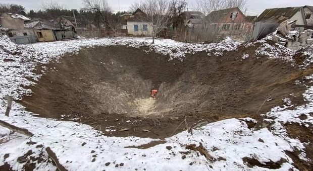 immagine Ucraina, un cratere dove c'era un'abitazione: le immagini dopo i bombardamenti