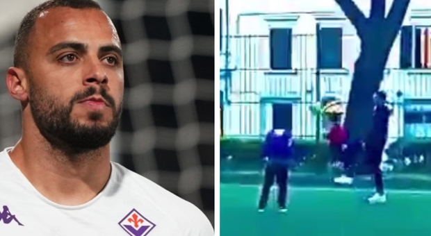 Cabral si ferma a giocare a calcio con i bambini al campetto pubblico: il regalo dell'attaccante della Fiorentina