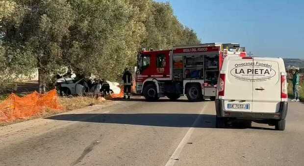 Incidente stradale a Taranto: morti due giovani di 23 e 25 anni, l'auto carambolata contro un ulivo