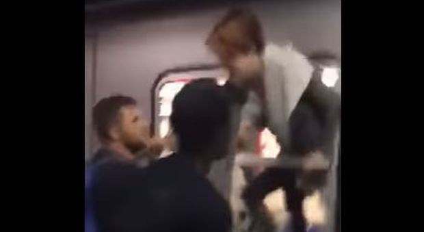 Roma, panico sulla metro B: passeggeri intrappolati rompono i finestrini per scappare