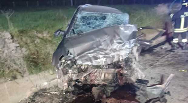 Incidente stradale, scontro tra auto sulla provinciale: due morti e sette feriti