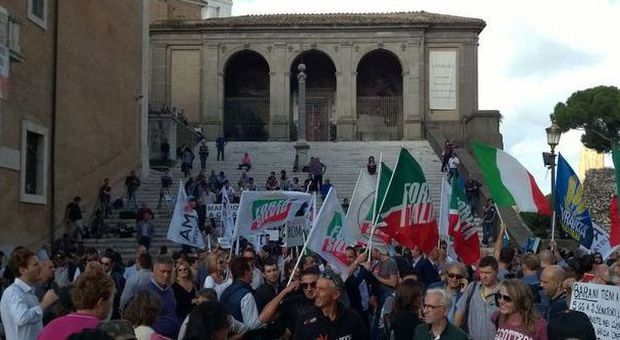 Marino, opposizioni in prima linea per le dimissioni: in piazza del Campidoglio è gara di slogan