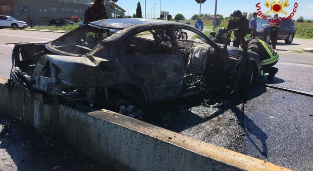 Auto prende fuoco all'improvviso, salvi i passeggeri: macchina distrutta