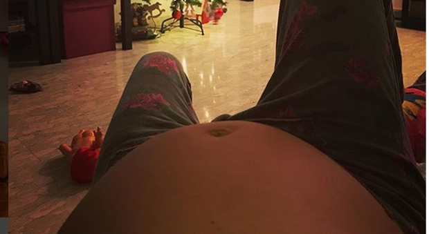 GF9, Vanessa Ravizza di nuovo incinta, la foto col pancione: "Aspettando Chloè 👶🏻 #natale2017 #6mesi"