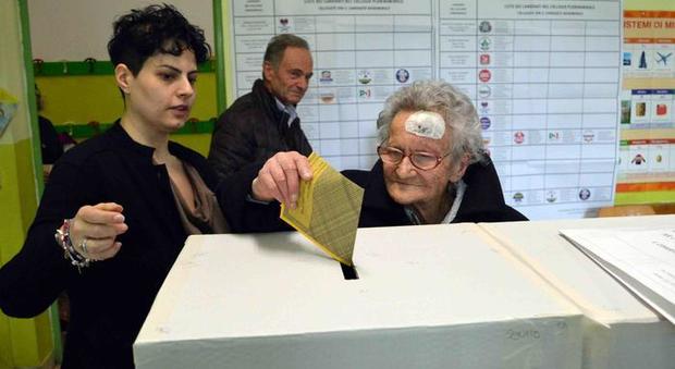 Elezioni, la nonnina Luisa Zappitelli vota a 106 anni: "Giovani, andate a votare"