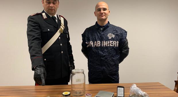 I carabinieri di Urbino mostrano la droga ritrovata in casa dell'uomo di 50 anni incensurato