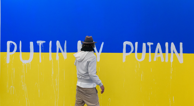 Napoli, allo Spazio NEA l'artista americano Mendoza realizza l'esposizione pro Ucraina «Putin my putain»