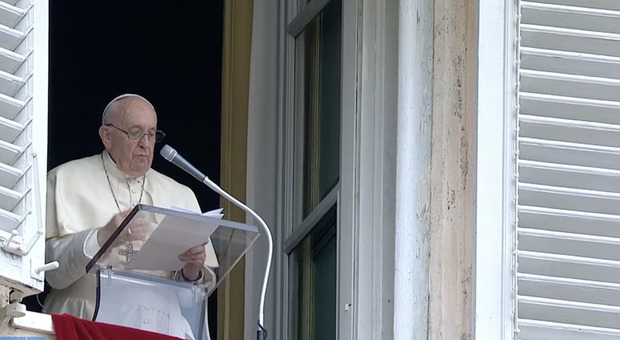 Papa Francesco: «Mai essere indifferenti di fronte alla disonestà o alla ingiustizia», poi un pensiero speciale va alle Marche