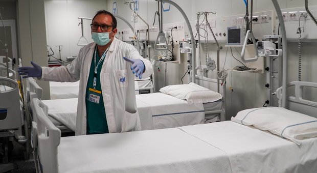 Napoli, parte l’ospedale Covid: medici e infermieri ma non ci sono i pazienti