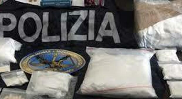 Cocaina, marijuana e hashish nel mobile della cucina: arrestato a Napoli