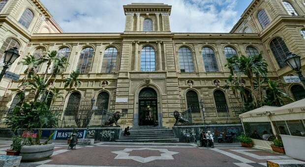 Scuole chiuse a Napoli, sgomberata l'Accademia delle Belle Arti occupata dagli studenti