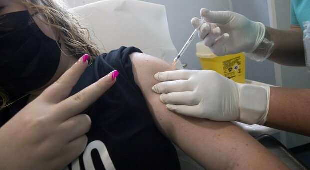 Curva dei contagi in aumento, nuovo appello della Asl agli under 60 e ai giovani: «Vaccinatevi»