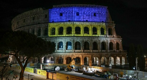 immagine Il Colosseo si colora con la bandiera ucraina: il giallo e il blu proiettati a sostegno di Kiev