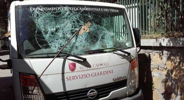 Roma, nuovo atto vandalico al Servizio Giardini, è l'ottavo in un mese. Esposto della Raggi: «C' è una regia»