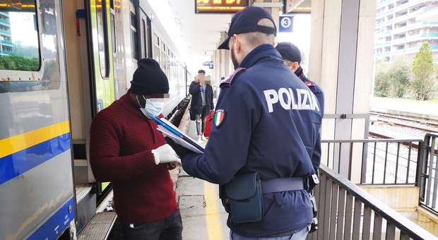 Controlli della polizia alla stazione di Perugia