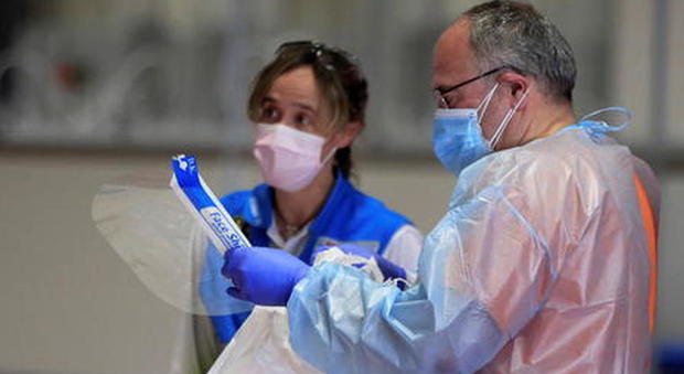 Coronavirus, 65 morti e 280 casi positivi in più con pochi tamponi: in Lombardia 194 contagiati e la metà dei decessi