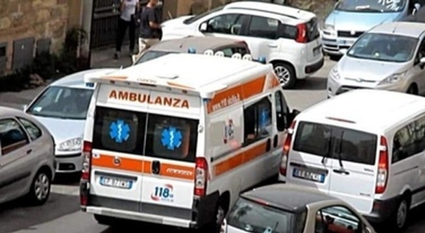 Napoli, calci e pugni all'ambulanza: denunciato per danneggiamento