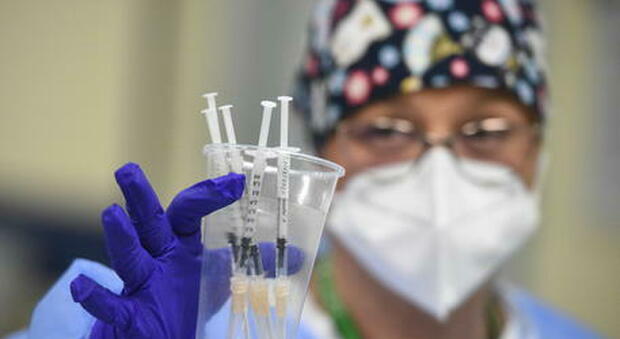 Covid, 45mila operatori sanitari ancora senza vaccino: scattano le sospensioni