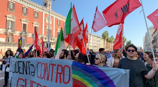 In migliaia in piazza contro a guerra a Lecce e a Bari