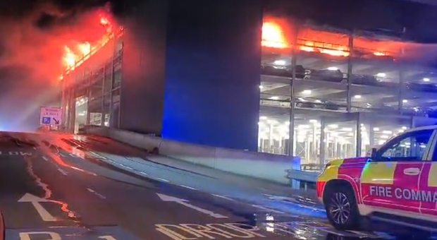 Incendio all'aeroporto di Londra, a fuoco un parcheggio con 1.200 automobili: diverse persone ricoverate, cancellati tutti i voli