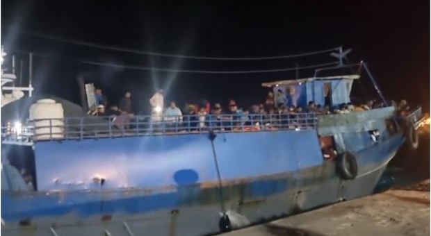 Maxi sbarco di migranti a Lampedusa, circa 400 su di un peschereccio attraccano al molo commerciale