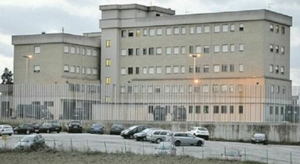 Tragedia nel carcere di Montacuto: detenuto di 25 anni si impicca in bagno