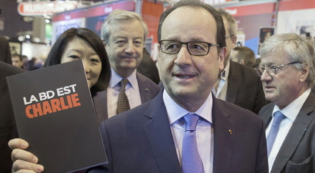 Hollande con lo scrittore Erri De Luca: «Difendere la libertà d'espressione»