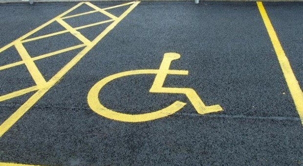 Asfaltano la piazza del centro paese e fanno sparire i posti auto disabili