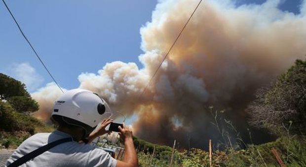 Vesuvio, nuovi incendi: chiuse vie d'accesso, turisti e residenti bloccati, case e ristoranti evacuati
