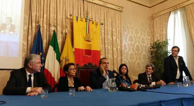 Il sindaco de Magistris con i nuovi assessori Monica Buonanno e Laura Marmorale e con Panini e Del Giudice